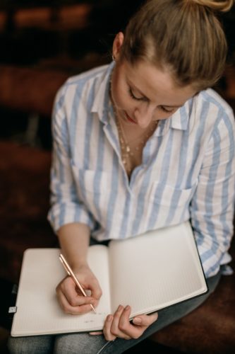 Julia Leifheit, Expertin für Zeitmanagement und Organisation, unterstützt Selbstständige, Gründerinnen und Unternehmerinnen bei ihrem Weg in die Selbstständigkeit. Darüber hinaus hat sie einen Kalender für Selbstständige entworfen, der diese bei der Organisation ihres daily businesses unterstützt.