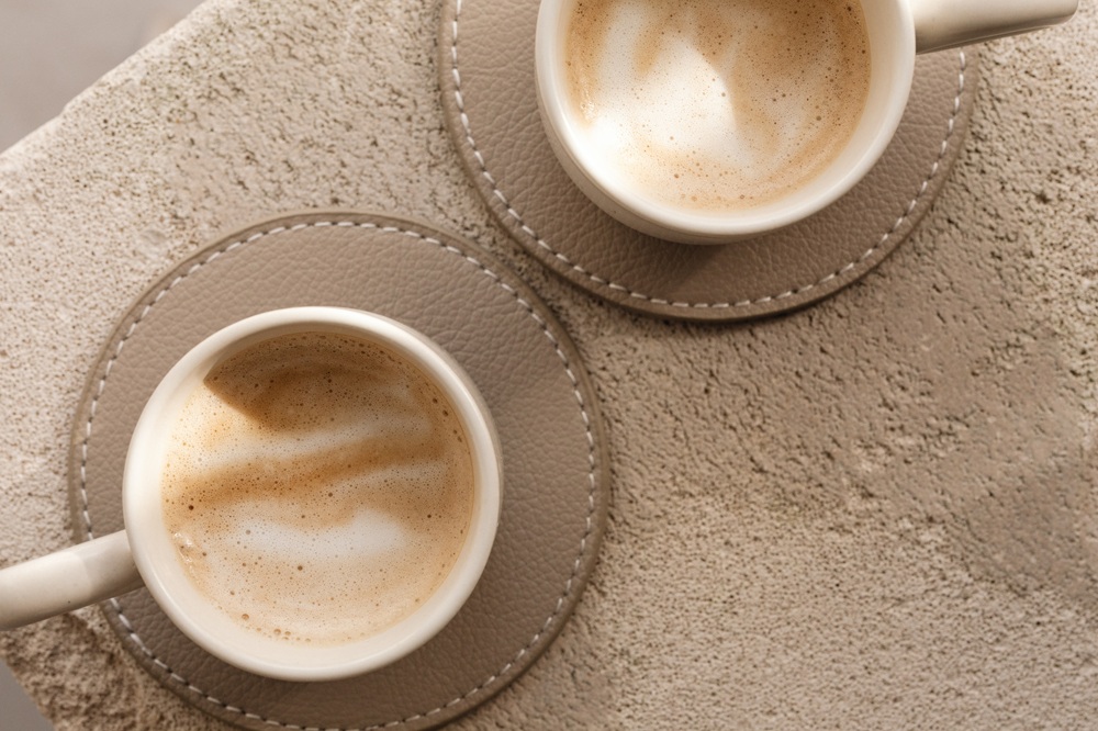 Zwei Tassen mit Milchkaffee von oben fotografiert auf einem hellen Steintisch beim Mentoring für Multiprofessionals mit Julia Leifheit