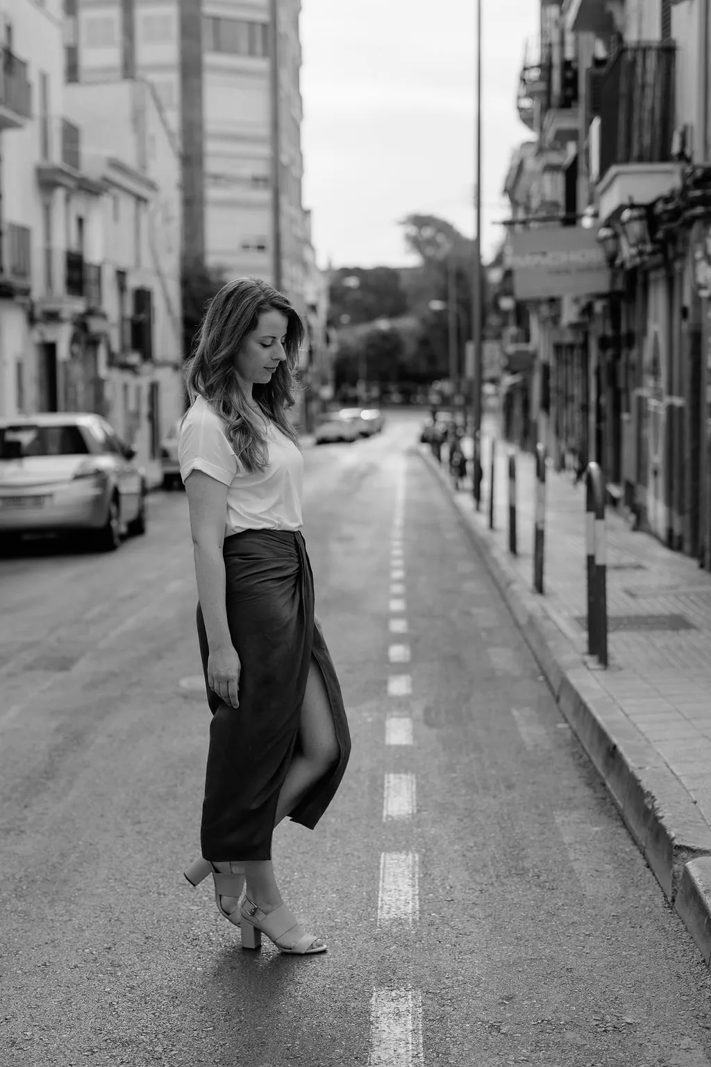 schwarz-weiß Foto von Zeitmanagement Mentorin Julia Leifheit auf einer Straße in einer Stadt