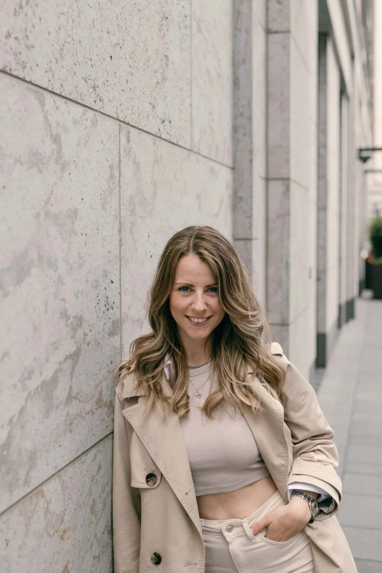 Portrait von Multiprofessional Solopreneur Julia Leifheit lächelnd in beigem Outfit